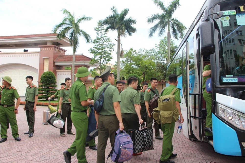 Mưa lũ tàn phá bản làng, 100 cán bộ công an Nghệ An xuất quân