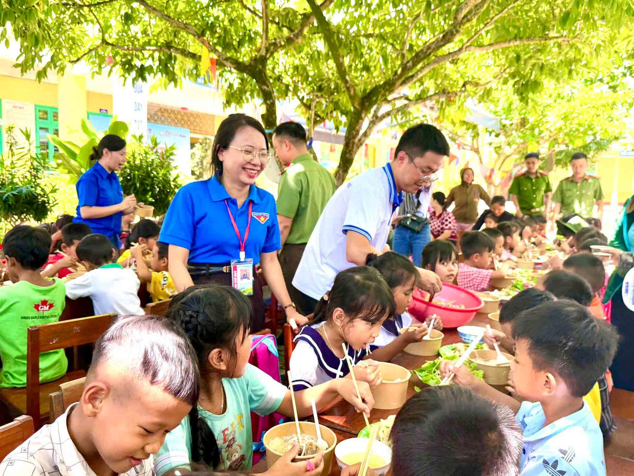 Bữa cơm ấm áp và những món quà sẻ chia