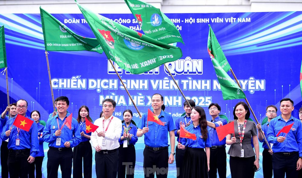 Chiến sĩ Mùa hè xanh Thủ đô tỏa về thôn bản dựng công trình, phủ tri thức số