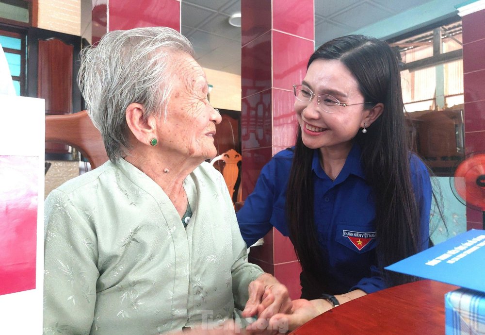Bí thư T.Ư Đoàn thăm, tặng quà các Mẹ Việt Nam Anh hùng tại TPHCM