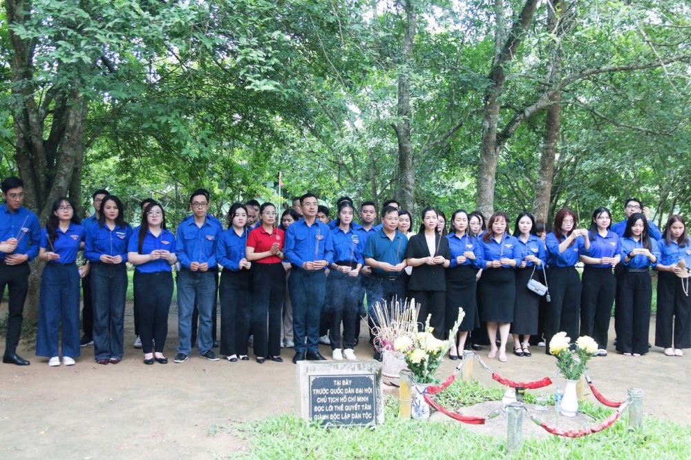 Hành trình tri ân trên mảnh đất lịch sử