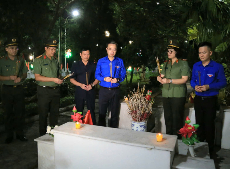 Tri ân những anh hùng 'sống bám đá đánh giặc, chết hóa đá bất tử'