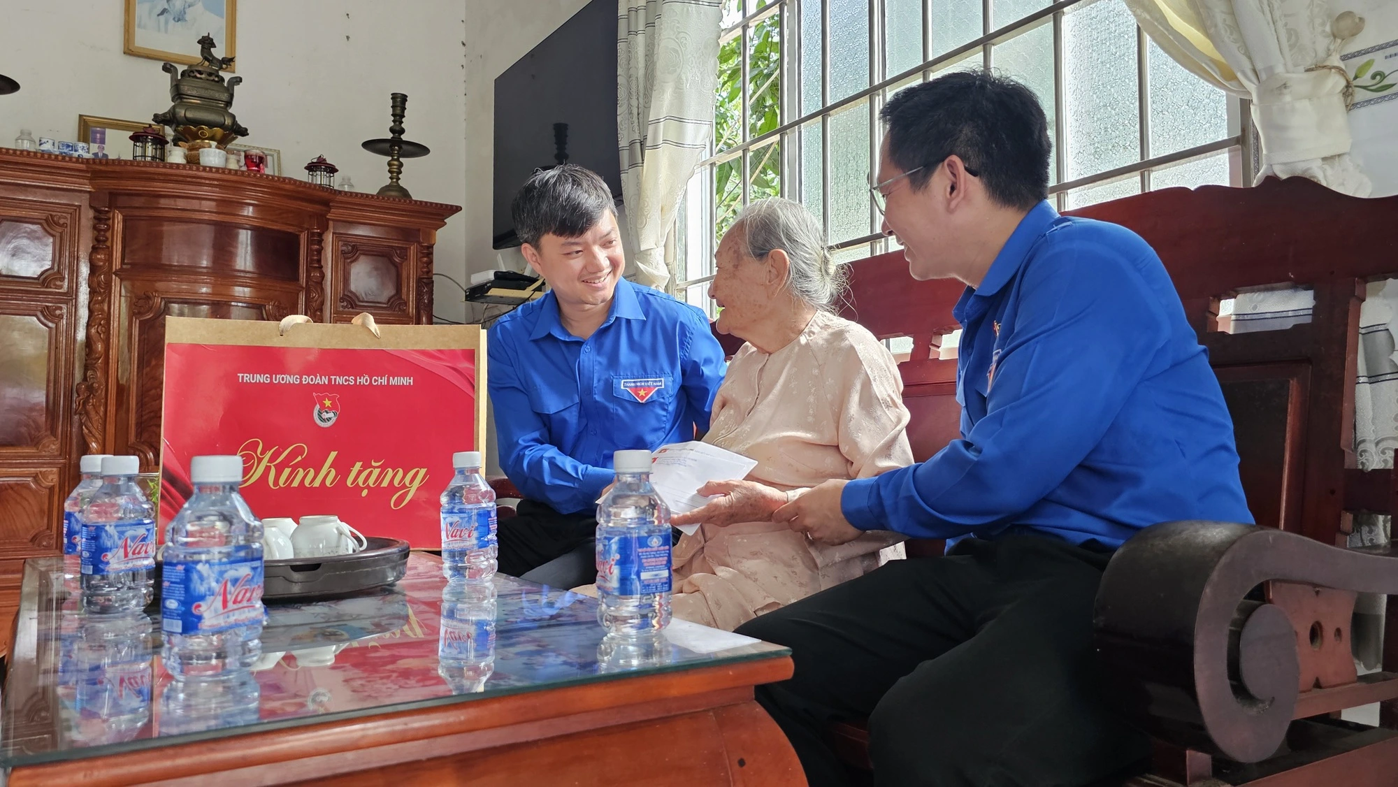 Anh Nguyễn Minh Triết thăm mẹ Việt Nam anh hùng và gia đình chính sách