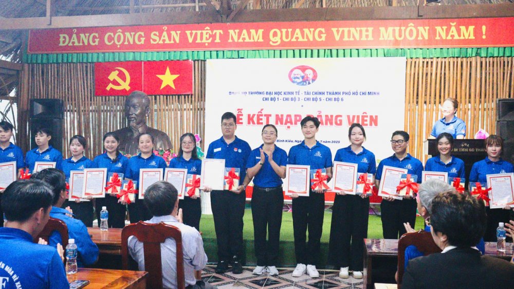 14 sinh viên tình nguyện được kết nạp Đảng tại mặt trận Đồng Tháp