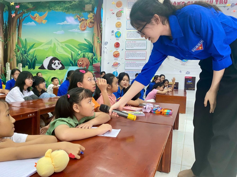 Thầy cô áo xanh gieo mầm ngoại ngữ cho trẻ em