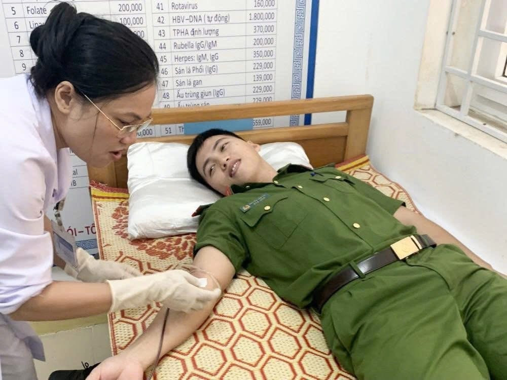Đại úy trẻ hiến máu cứu cụ bà