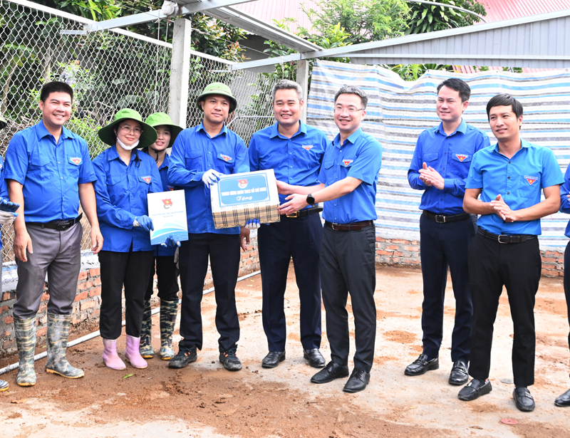 Bí thư Trung ương Đoàn thăm các đội hình TNTN hỗ trợ thi công dự án đường dây 500kV Lào Cai – Vĩnh Yên