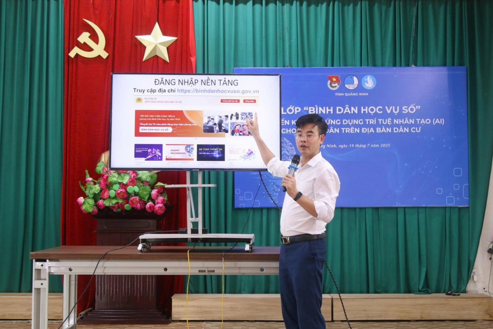 Tuổi trẻ Quảng Ninh tích cực đưa lớp học ‘Bình dân học vụ số’ về khu dân cư