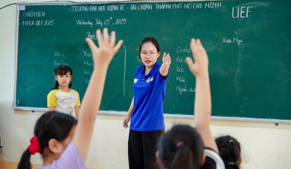 Sinh viên tình nguyện giúp học sinh vùng sâu nhận diện thông tin xấu độc