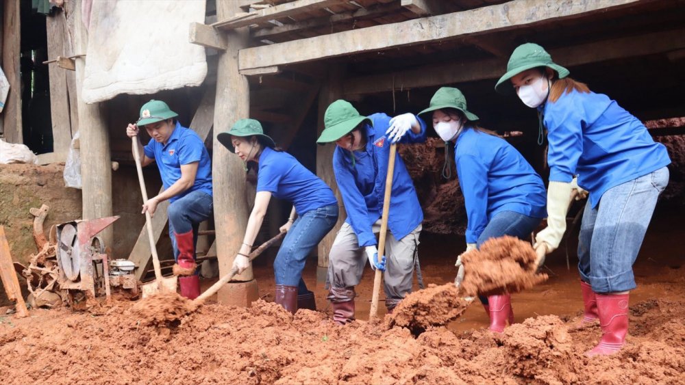 Gác việc nhà, xông pha cứu trợ