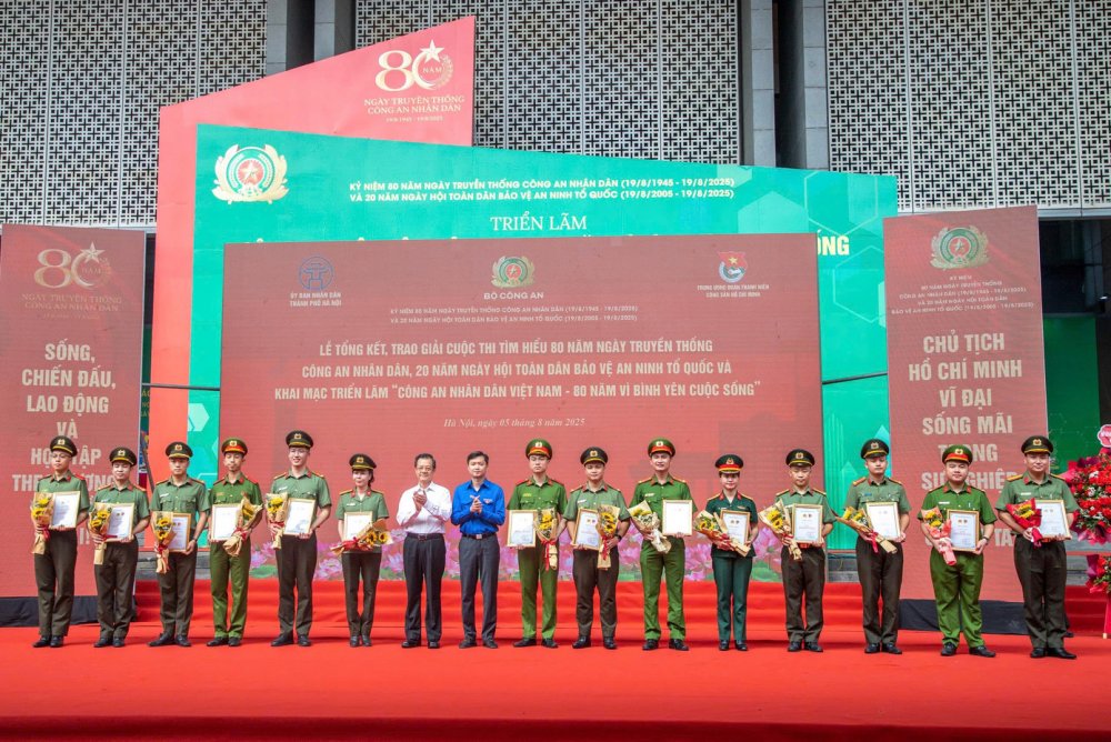 Trao giải Cuộc thi tìm hiểu 80 năm Ngày truyền thống Công an nhân dân