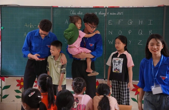 Chàng sinh viên ‘gây thương nhớ’ cho trẻ em vùng cao
