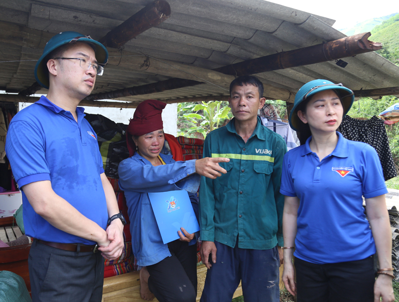 Anh Nguyễn Tường Lâm thăm, tặng quà người dân bị thiệt hại bởi bão lũ vừa qua tại Sơn La