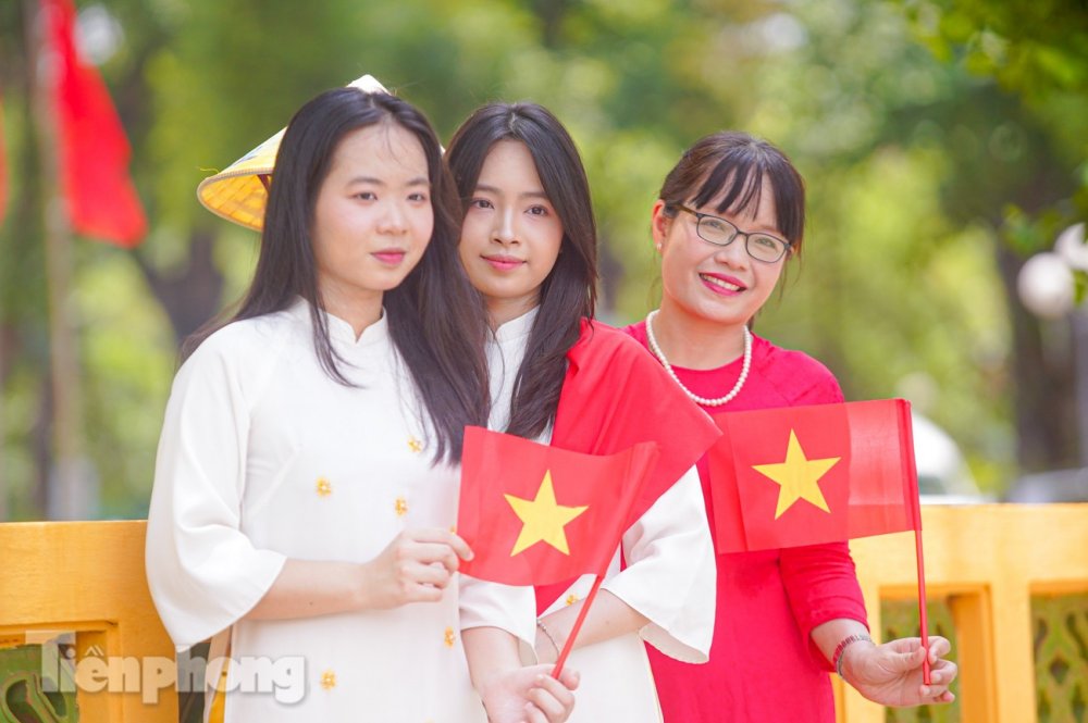 Thiếu nữ xúng xính áo dài chụp ảnh trước thềm Quốc khánh 2/9