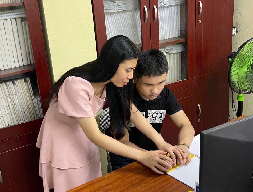 Người tiếp lửa trong bóng tối