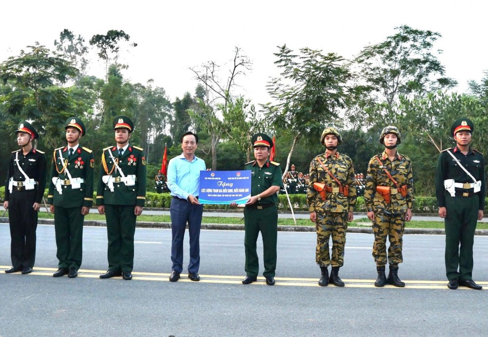 Đoàn Thanh niên Chính phủ thăm, động viên lực lượng diễu binh, diễu hành dịp 2/9