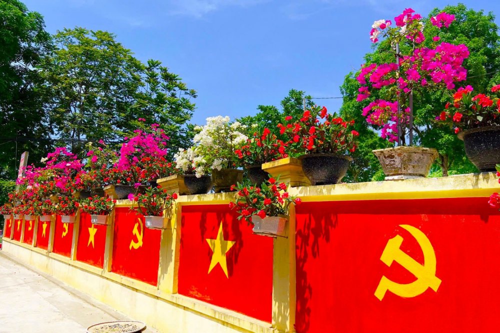 Con đường rực rỡ cờ Tổ quốc, cờ Đảng của vợ chồng miền núi thu hút giới trẻ check in