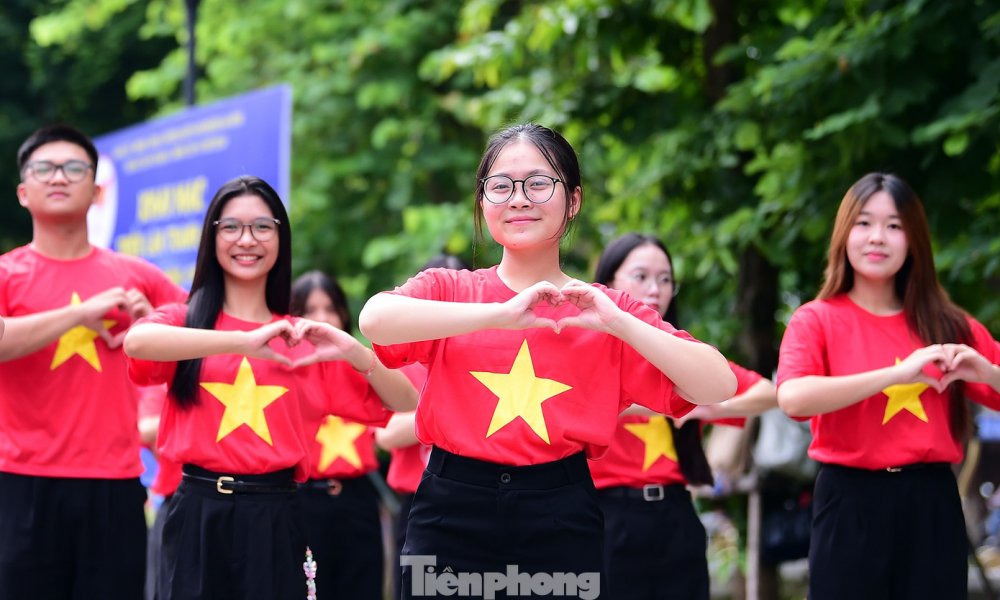 Gen Z lan tỏa niềm tự hào bên tượng đài Quyết tử cho Tổ quốc quyết sinh