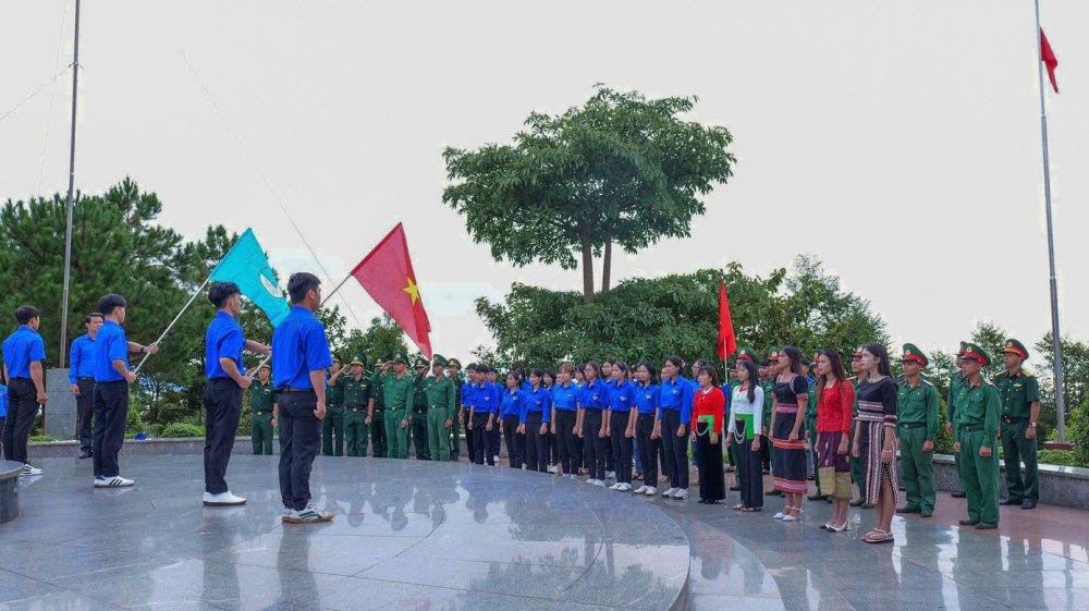 Thiêng liêng 'Tôi yêu Tổ quốc tôi' bên cột mốc ngã ba biên giới Bờ Y