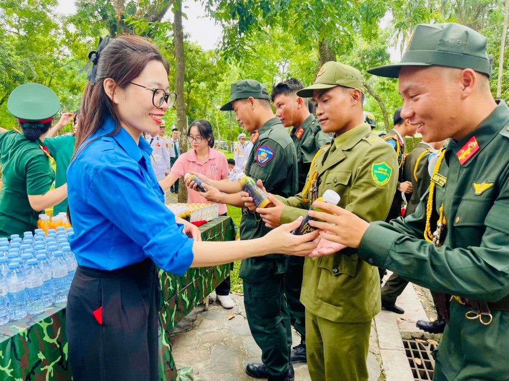 Thanh niên Thủ đô tiếp sức các khối diễu binh, diễu hành trong ngày tổng hợp luyện đầu tiên