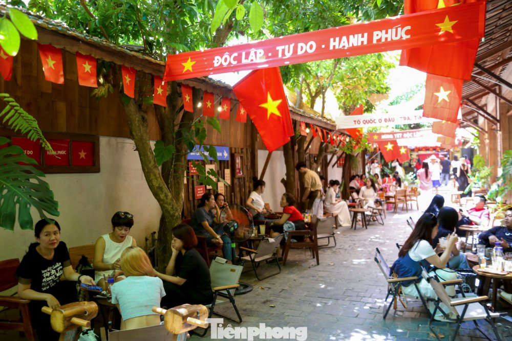 Quán cà phê ở Đà Nẵng rực sắc cờ đỏ sao vàng, hút giới trẻ check-in