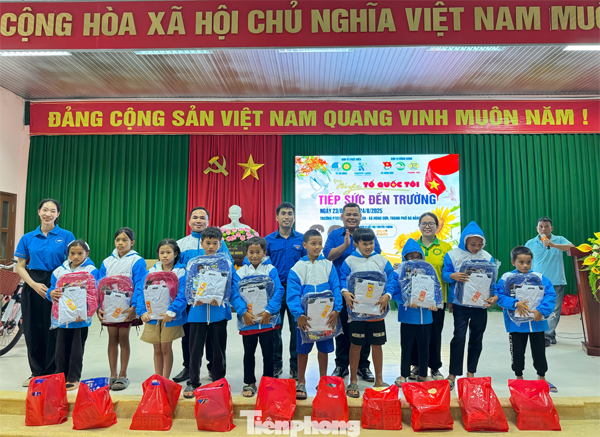 Tuổi trẻ Đà Nẵng tiếp sức học sinh vùng cao đến trường