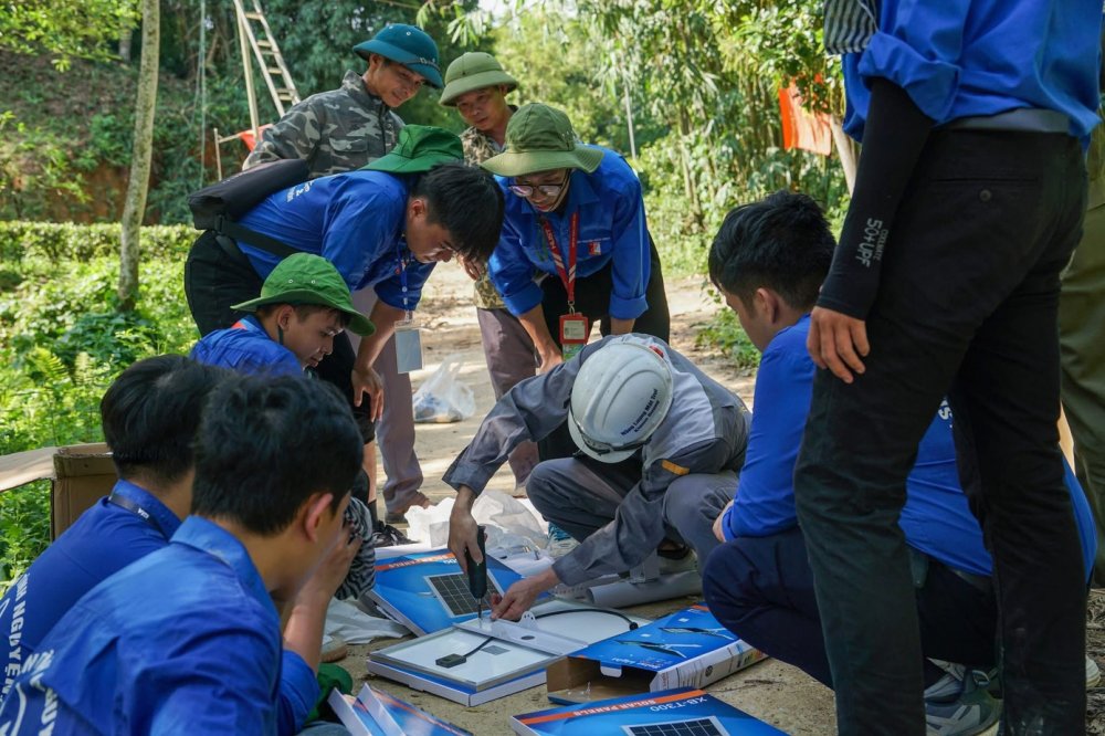 'Ánh sáng xanh' thắp sáng từng bản làng, xóm biển mùa hè