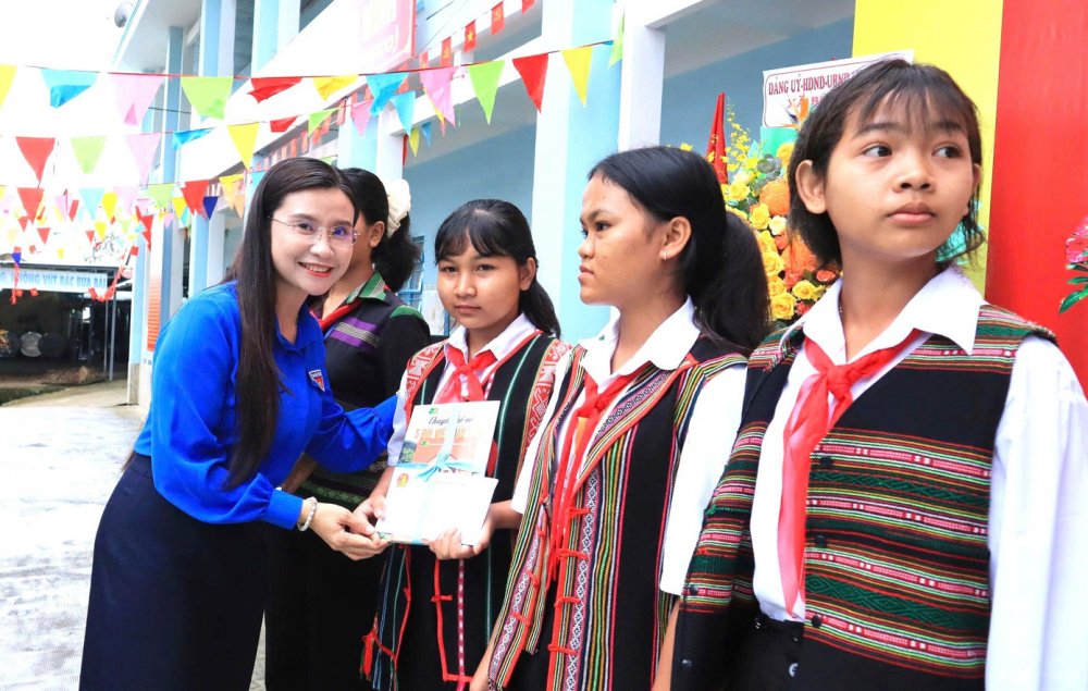 Bí thư T.Ư Đoàn Nguyễn Phạm Duy Trang trao nguồn lực cho học sinh trường Dân tộc nội trú tại Đồng Nai