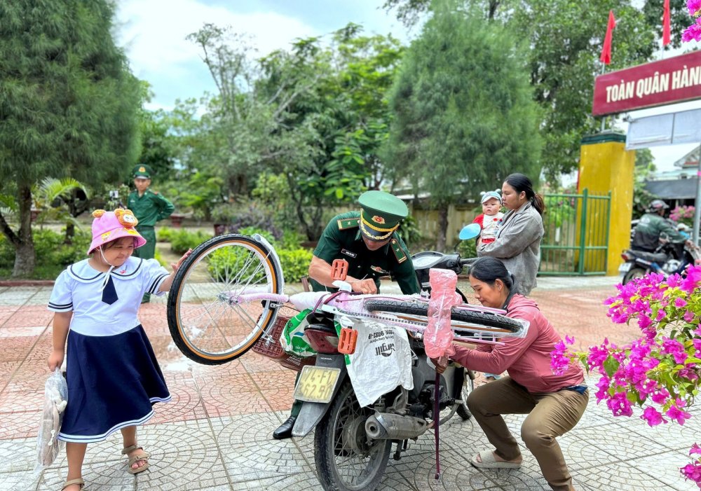 Bộ đội quân hàm xanh tiếp sức học sinh khó khăn trước năm học mới