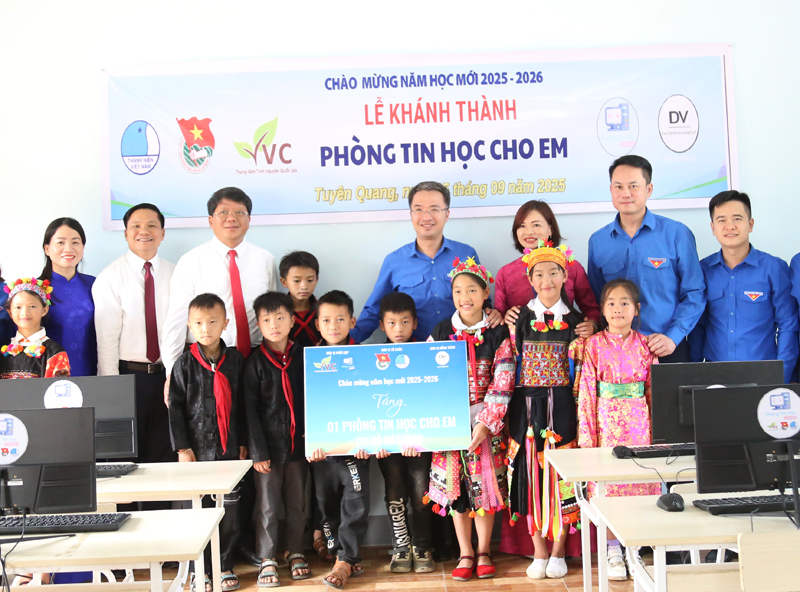 Bí thư Trung ương Đoàn Nguyễn Tường Lâm dự khai giảng tại trường TPTDTBT Tiểu học Lũng Cú, Tuyên Quang