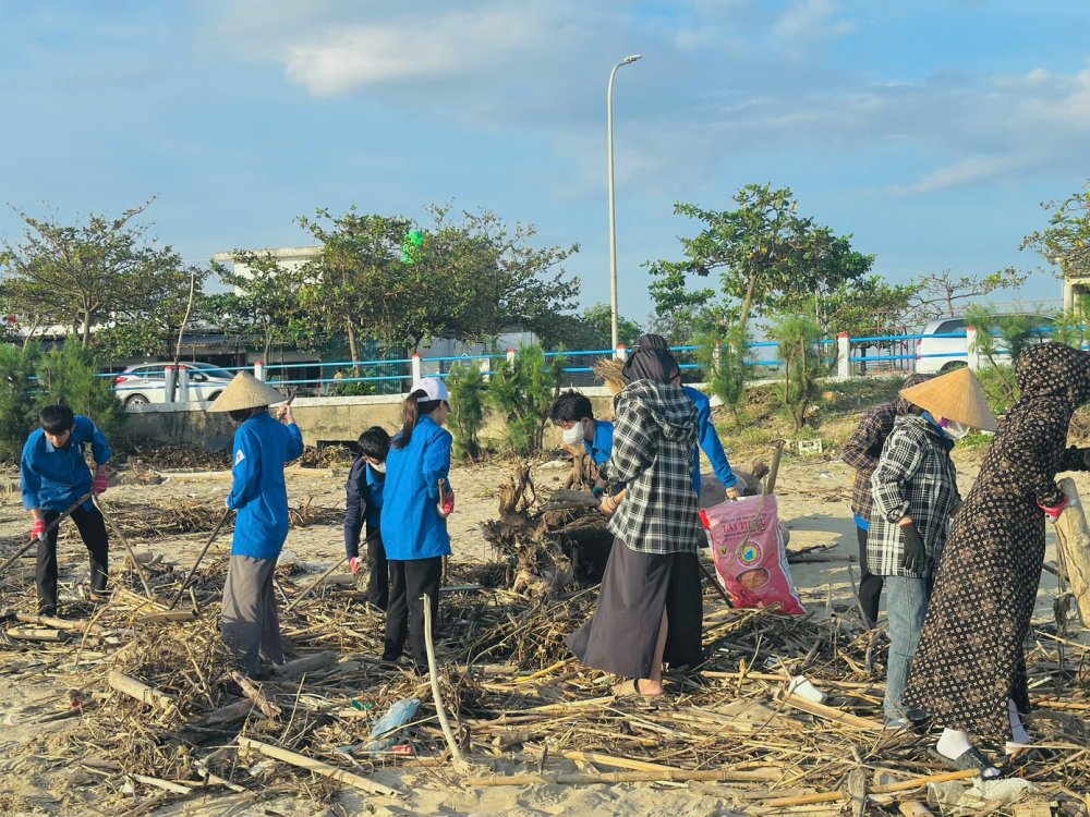 Thanh niên ra quân dọn hàng tấn rác tại bờ biển sau bão
