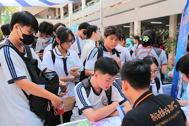 Học sinh, sinh viên khó khăn liên hệ tại đây để được hỗ trợ...