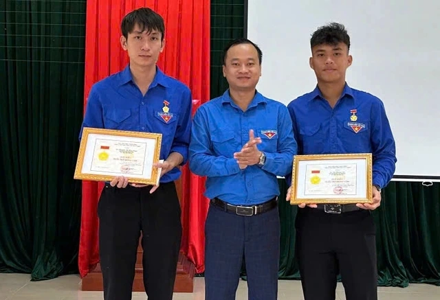 Trao huy hiệu 'Tuổi trẻ dũng cảm' cho 2 đoàn viên cứu người bị đuối nước