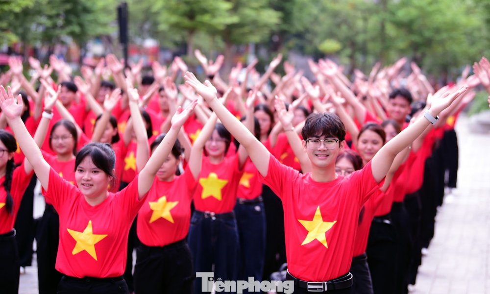Hàng chục nghìn lượt tình nguyện viên tham gia hỗ trợ cấp đổi thẻ đảng viên