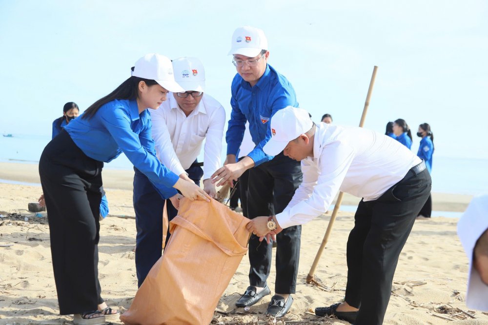 Thanh niên Hà Tĩnh làm sạch biển Thiên Cầm, đổi rác nhựa lấy quà