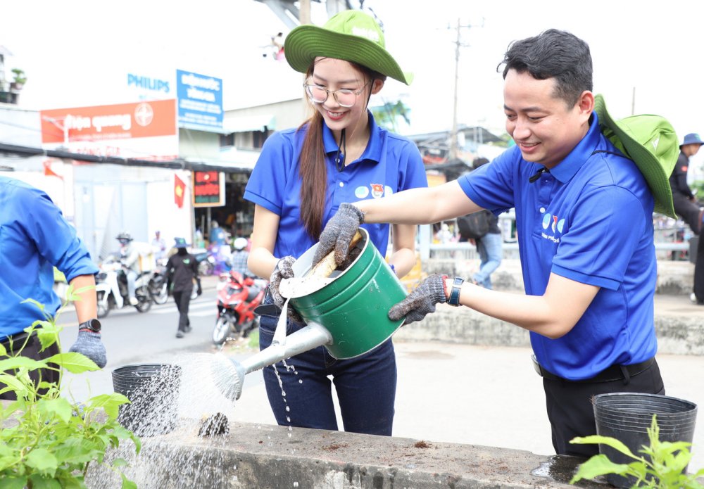 Hoa hậu Bảo Ngọc, Kiều Duy cùng bạn trẻ dọn kênh rác, trồng cây tái tạo mảng xanh thành phố