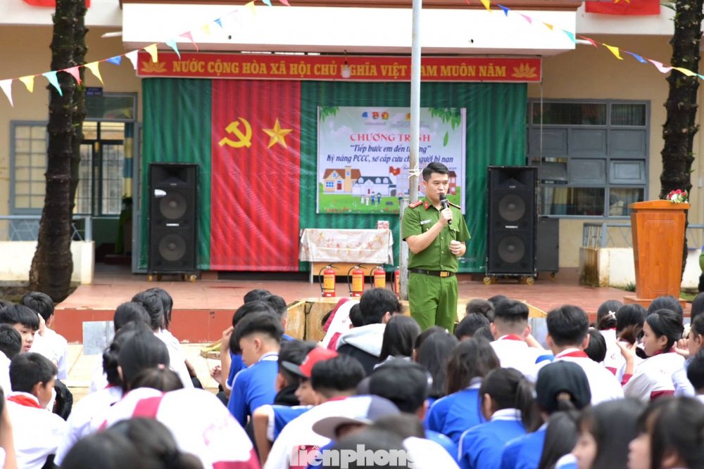 Thanh niên công an Đắk Lắk trang bị kiến thức pháp luật cho học sinh