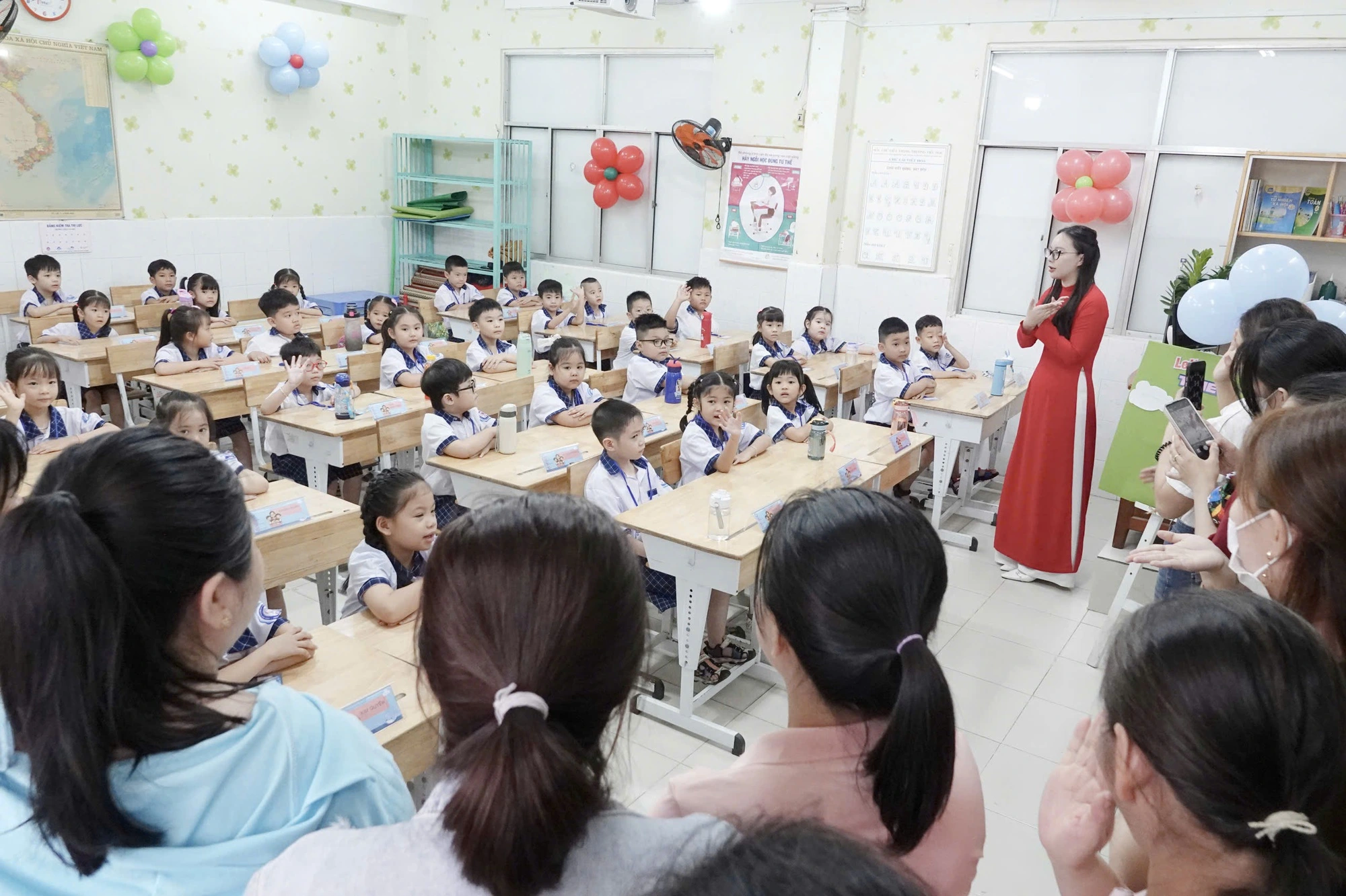 Giữ sự tôn nghiêm trong giáo dục: 'Sóng ngầm' đe dọa cái uy của người thầy