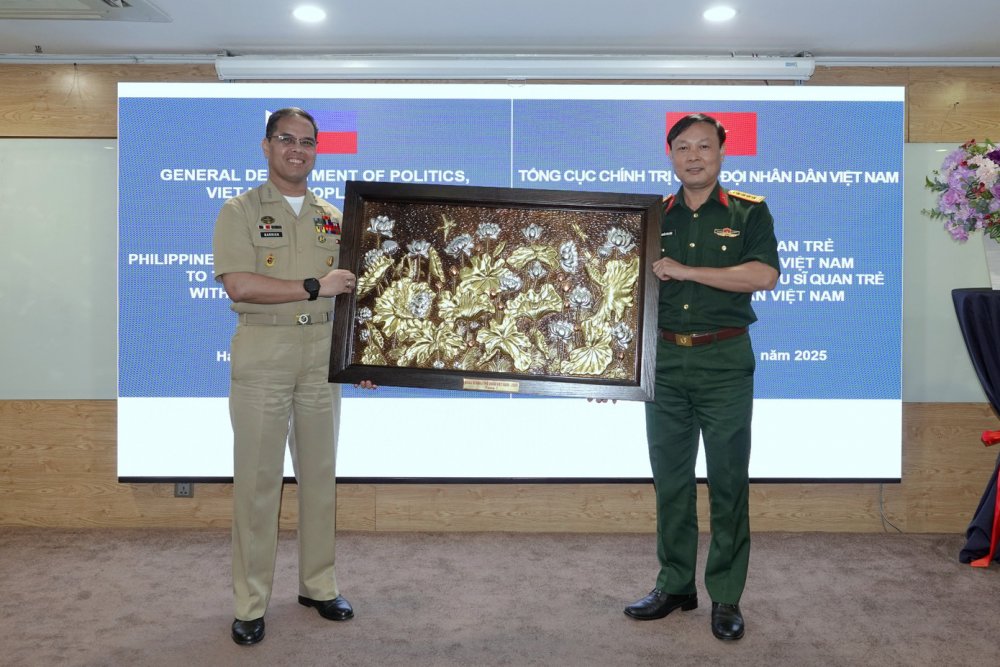 Sĩ quan trẻ Việt Nam và Philippines bàn cách đầu tư cho tương lai