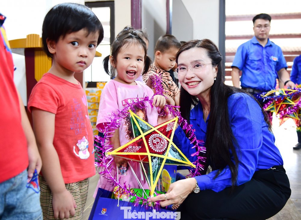 Tết Trung thu thắp sáng ước mơ ở Làng Nủ