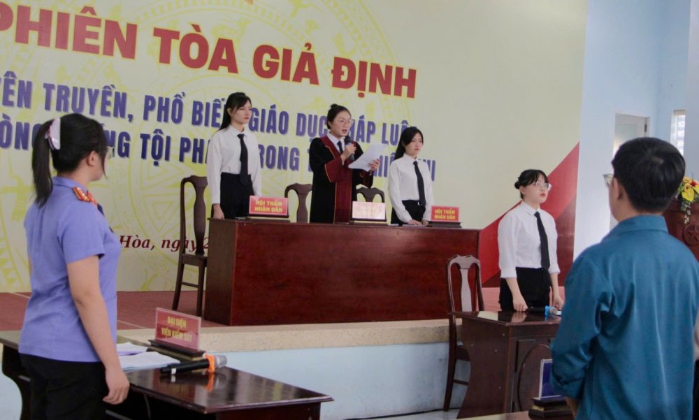 Bạn trẻ Khánh Hòa học pháp luật qua phiên tòa giả định về 'Cướp tài sản'