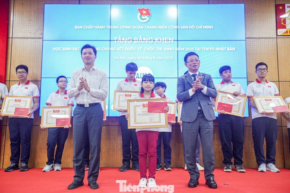 Bí thư Trung ương Đoàn tặng bằng khen cho học sinh đạt thành tích đặc biệt tại AIMO 2025