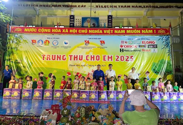 Mang Trung thu đến với các em thiếu nhi tại xã Cẩm Tú 