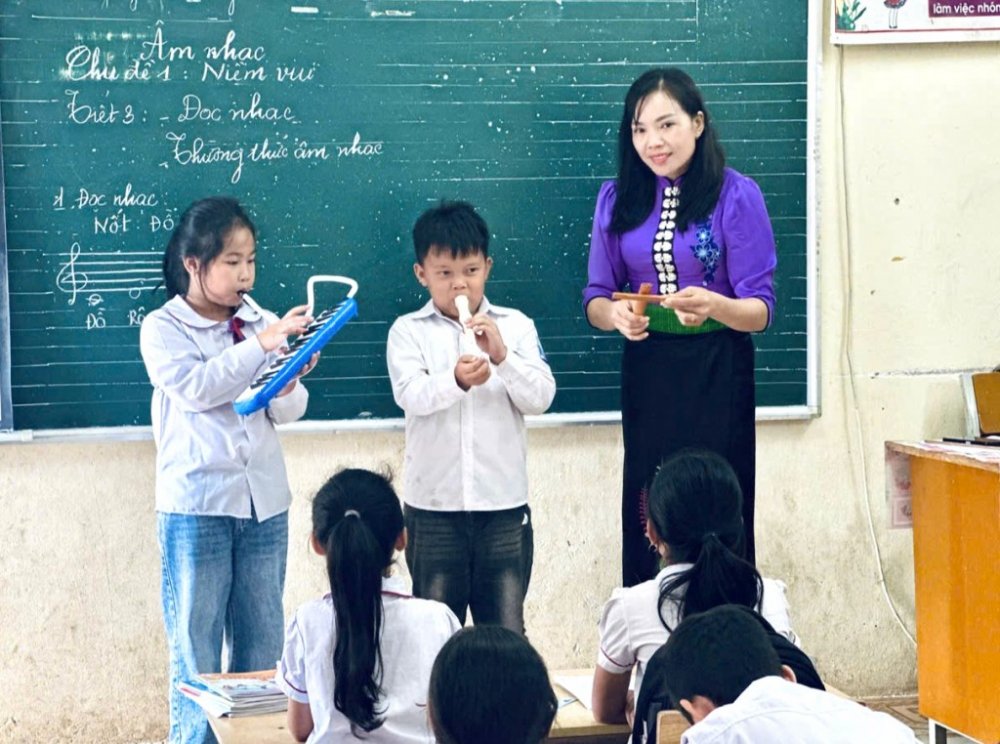 Những khúc nhạc từ trái tim cô giáo bản