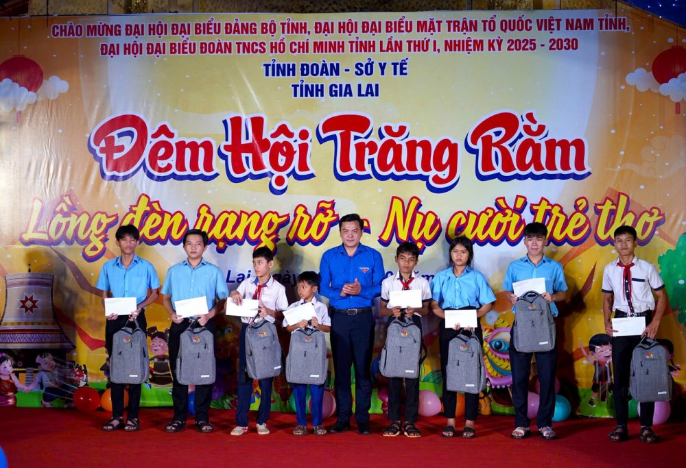 Trung thu ấm áp cho học trò nghèo vùng biên