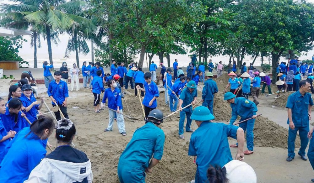 Tuổi trẻ Thanh Hóa giúp người dân khắc phục hậu quả bão số 10