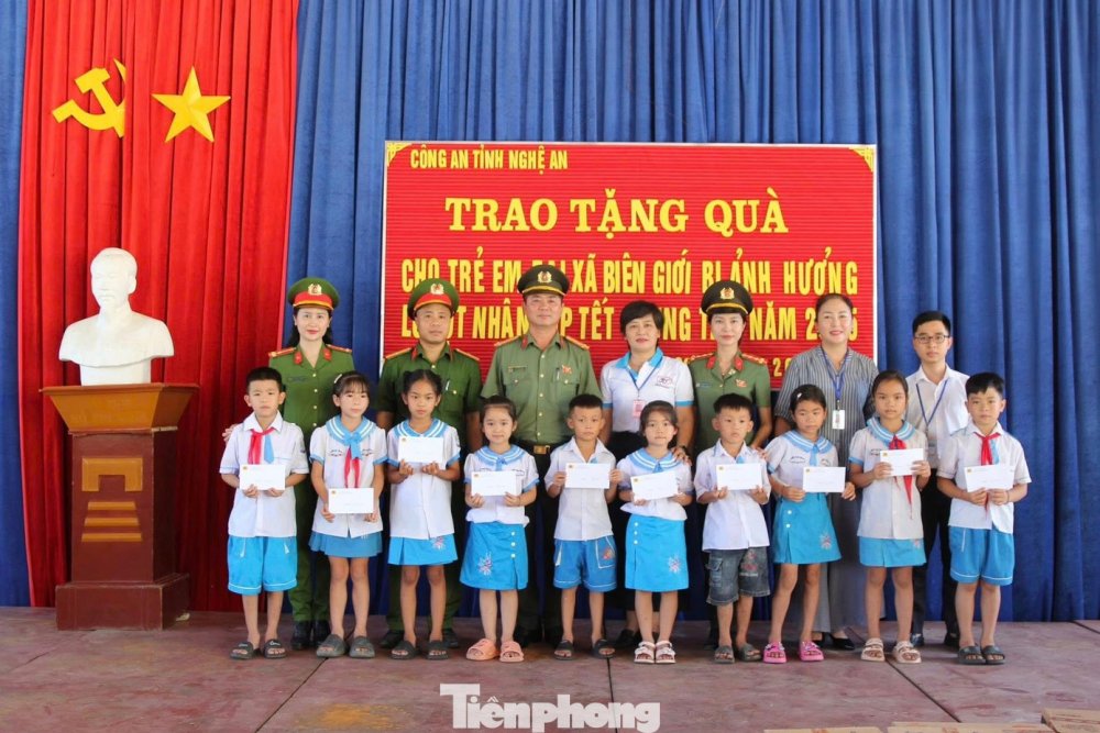 Công an Nghệ An tặng quà trung thu trẻ em vùng lũ, đặc biệt khó khăn
