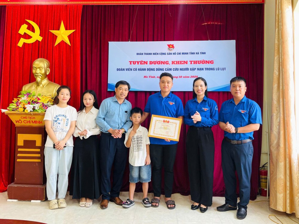 Nam sinh Hà Tĩnh cứu bé 7 tuổi khỏi dòng nước lũ