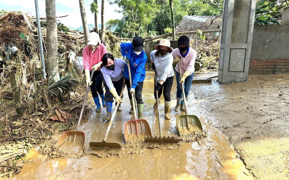 Thanh niên Tuyên Quang dọn dẹp bùn đất sau ngập lụt