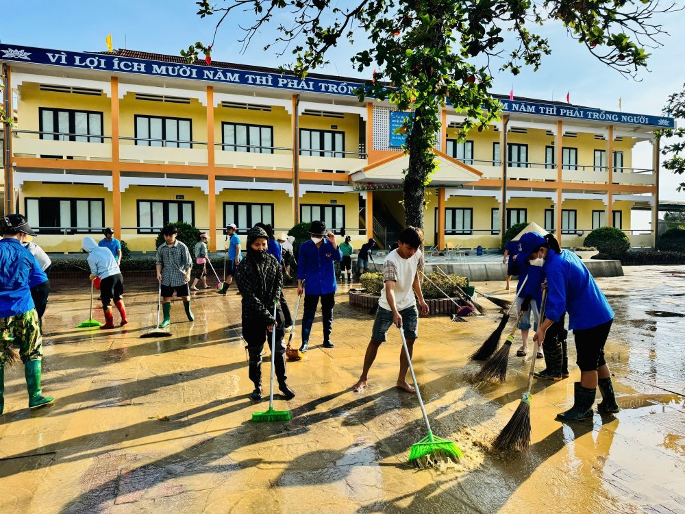 Chung tay cùng người dân vượt qua thiên tai